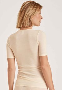 Calida KURZARM - Maglietta intima - light macadamia