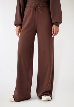 - Spodnie materiałowe