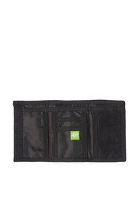 Billetera de tela negra con múltiples compartimentos para tarjetas y un bolsillo de malla. Presenta una pequeña etiqueta de logo verde. Textura suave, diseño rectangular, sin herrajes.