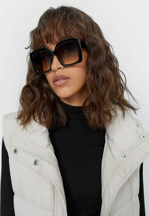 Stradivarius KASTENFÖRMIGE MIT IN DÉGRADÉ-OPTIK - Lunettes de soleil - black
