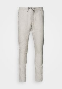 Pantalon en lin gris clair avec taille à cordon, coupe fuselée et texture subtile. Aucun motif visible ni détail métallique.