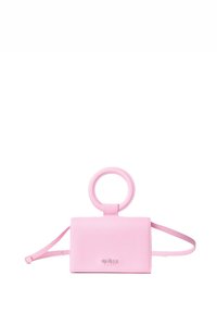 Borsa in pelle rosa con forma rettangolare, manico circolare e tracolla sottile e regolabile. Presenta una superficie liscia e un logo impresso.