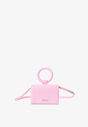 Borsa in pelle rosa con forma rettangolare, manico circolare e tracolla sottile e regolabile. Presenta una superficie liscia e un logo impresso.