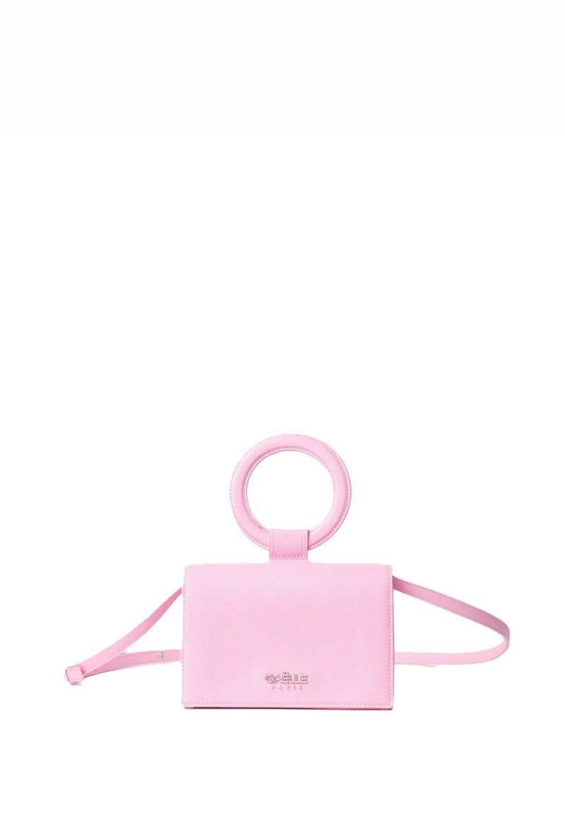 Borsa in pelle rosa con forma rettangolare, manico circolare e tracolla sottile e regolabile. Presenta una superficie liscia e un logo impresso.