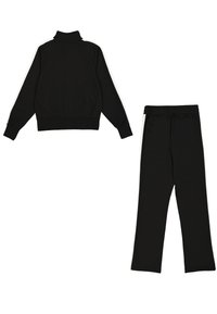 Tuta nera con giacca con zip e colletto alto, strisce bianche ai lati e pantaloni neri abbinati con vita elastica.