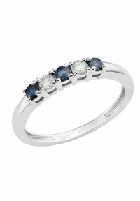 Pierścionek z białego złota z czterema na przemian ustawionymi ciemnoniebieskimi szafirami i jasnymi diamentami, osadzony na gładkiej, polerowanej obrączce.