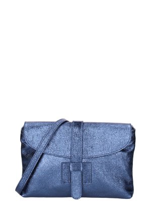 Metallisch dunkelblaues Clutch Bag mit Klappverschluss, verstellbarem Tragegurt und einer glatten Textur mit einem subtilen Glanz.