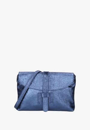Sac à main en métal bleu foncé, avec fermeture à rabat, bandoulière ajustable et texture lisse avec un léger éclat.