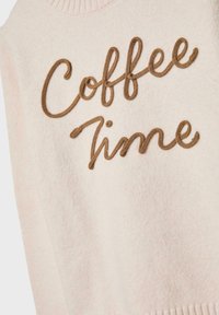 Maglione rosa con lavorazione a maglia strutturata, scollatura rotonda e la scritta "Coffee Time" ricamata in filo marrone sul davanti.