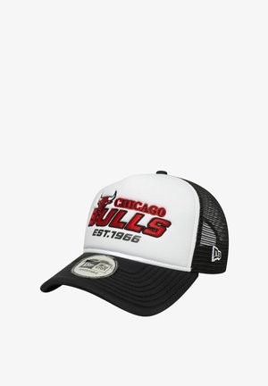 Gorra de béisbol en blanco y negro que presenta el logo de los Chicago Bulls y "EST. 1966" en bordado rojo, con una parte trasera de malla texturizada y correa ajustable.