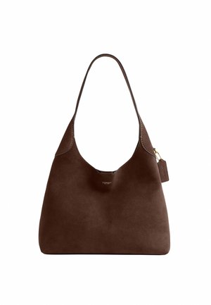 Braune Wildleder-Hobo-Tasche mit einem einzelnen Schulterriemen, kleinem Coach-Logo in der Mitte und angebrachtem Lederanhänger an einer goldenen Kette.
