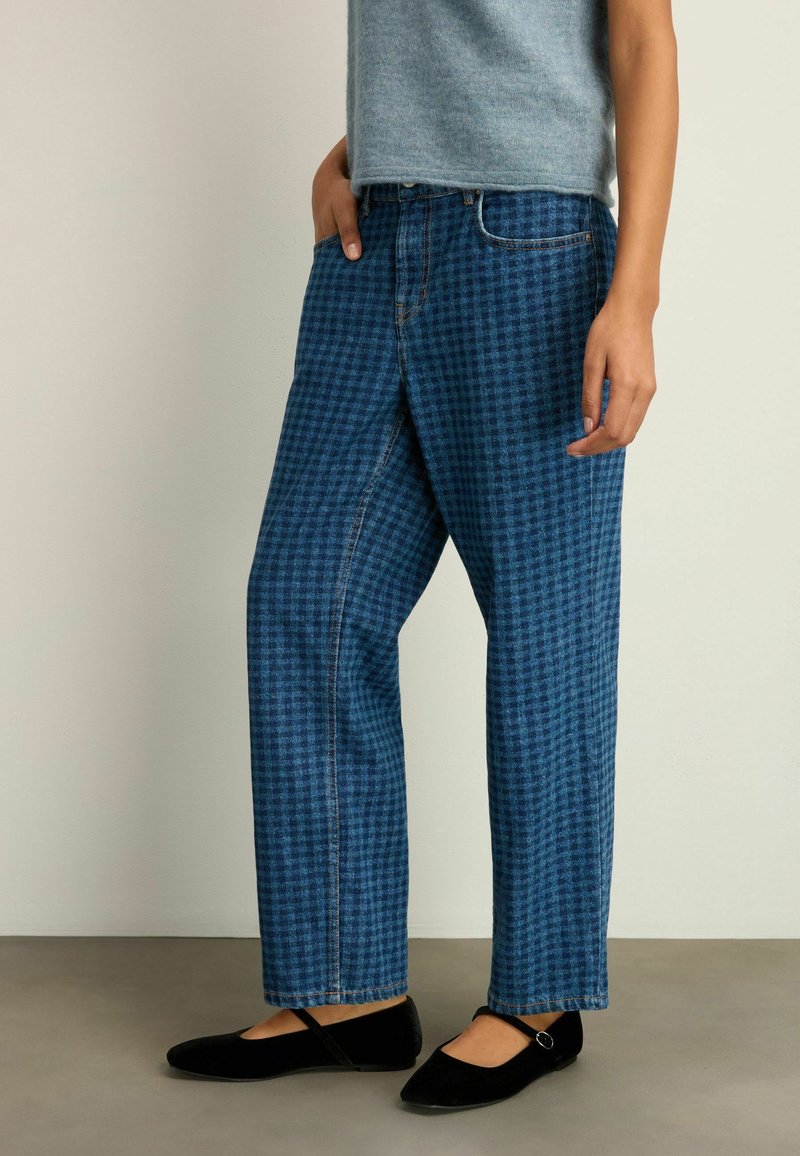 Blå rutiga denimbyxor i avslappnad passform, med medelhög midja, bältesöglor och traditionell fem-fickorsdesign. Svarta ballerina.