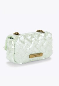 Gequilte lichtgroene handtas met witte pailletten, gouden kettingriem en een gouden plaatje met de tekst "Kurt Geiger London" aan de voorkant.