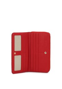 Portefeuille en cuir rouge avec fermeture éclair, plusieurs emplacements pour cartes et deux fenêtres transparentes pour cartes d'identité. La doublure intérieure est en tissu beige clair.