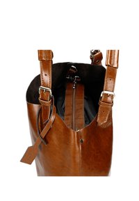 Borsa a tracolla in pelle marrone con due cinturini regolabili, apertura superiore e una fodera interna nera. Presenta una tasca interna con zip e un'etichetta sospesa.