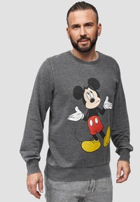 Šedá mikina vyrobená z bavlněné směsi, která na přední straně nese velký barevný motiv Mickey Mouse, s žebrovanými manžetami a spodním lemem.