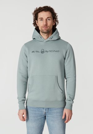 Lichtgrijze hoodie met een voorzak in kangoeroestijl, trekkoordsluiting en geborduurd "SAIL RACING" logo op de borst.