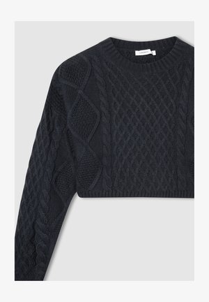 Maglione navy accorciato con motivi a maglia testurizzati, tra cui trecce e diamanti, con un colletto a girocollo a costine e maniche lunghe.