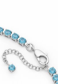 Srebrna zapestnica z светло modrimi dragulji, ki vključuje sponko za lobstere in povezovalne podrobnosti verige. Gladka tekstura, okrogli nastavitve kamnov.