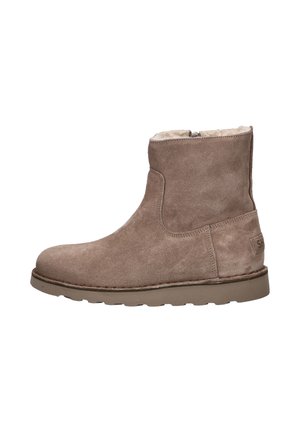 Halve hoge winterlaars van beige suède met een zachte fleece voering en een rubberen zool, met een zijrits voor gemakkelijk aan- en uittrekken.
