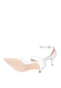 Tacco bianco a punta con una delicata cinghia alla caviglia e stiletto sottile. Realizzato in materiale sintetico lucido. Presenta una suola testurizzata.