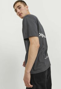 Jack & Jones JORVESTERBRO BACK SS CREW NECK  - Trükipildiga T-särk - asphalt