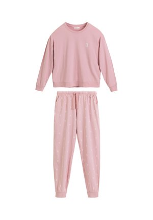 Jasnoróżowa bluza z długim rękawem z małym białym napisem na piersi oraz pasujące jasnoróżowe spodnie dresowe z subtelnym białym wzorem i elastycznymi ściągaczami.