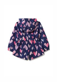 Veste de pluie bleu marine avec capuche, ornée d'un motif de cœurs roses et lilas, taille élastique et poignets froncés. Texture lisse et brillante.