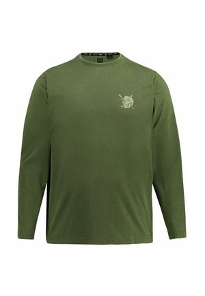 Maglietta a maniche lunghe in cotone verde oliva con collo a giro. Presenta una piccola grafica di un teschio chiaro con spade incrociate sul petto.