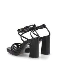 Sandalias de tacón alto negras con un tacón grueso, punta abierta y diseño de tiras entrelazadas. Material sintético suave con correa ajustable en el tobillo.