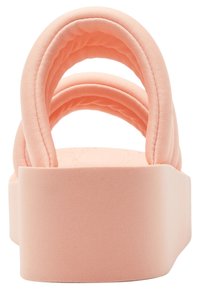 Perzikkleurige platte sandalen met zachte, gepolsterde, afgeronde banden en een dikke, gestructureerde zool met een gladde afwerking.