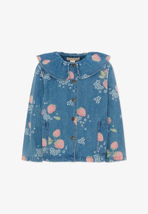 Blauwe denim kinderjas met roze aardbei- en witte bloemenprints, grote afgeronde kraag, knopen aan de voorkant en zijzakken.