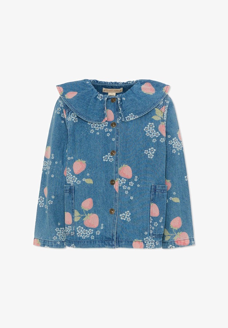 Blauwe denim kinderjas met roze aardbei- en witte bloemenprints, grote afgeronde kraag, knopen aan de voorkant en zijzakken.