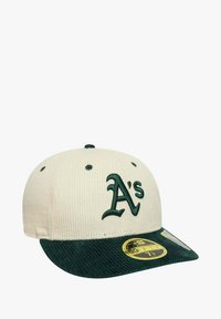 Cappello in velluto a coste color crema con visiera verde scuro, con logo "A's" ricamato. Include un adesivo giallo per la misura sulla visiera.