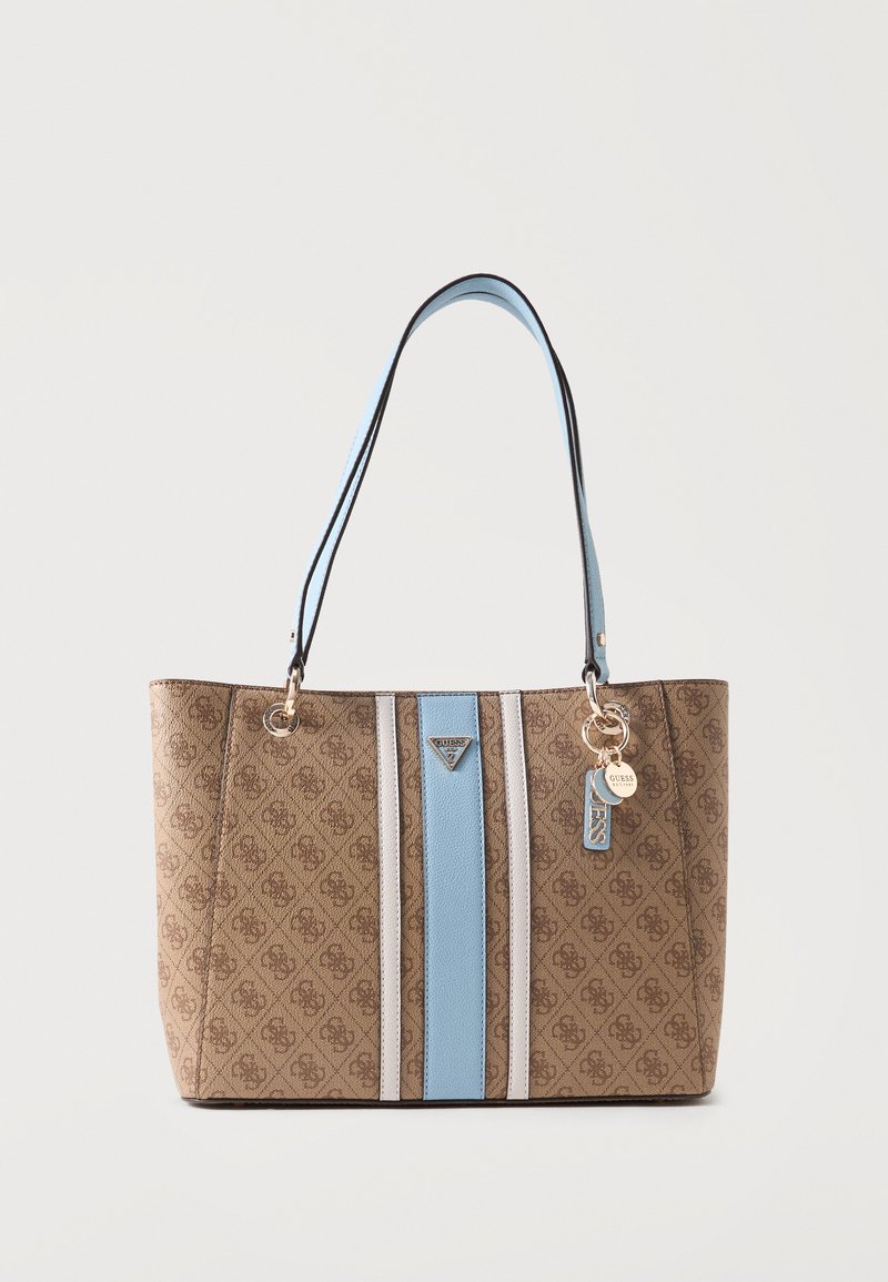 Sac cabas Guess marron avec motif monogramme, rayures verticales bleu clair et blanc, et breloques logo dorées sur une longue bandoulière.