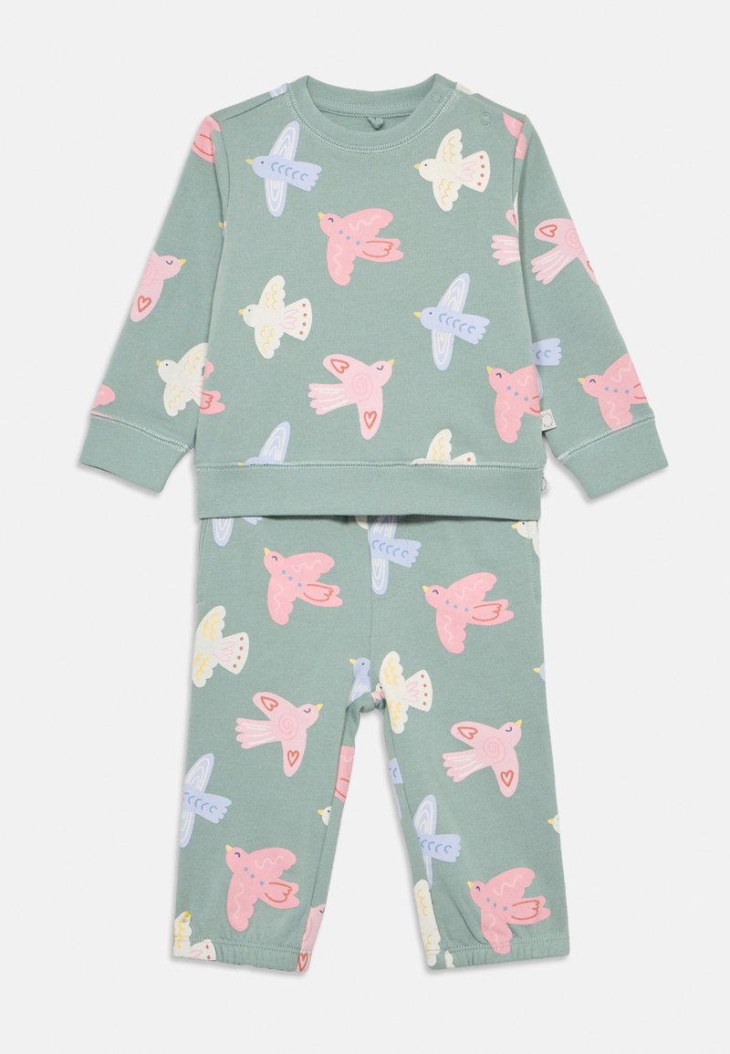 Πράσινο σετ λευκής ένδυσης με δύο κομμάτια που περιλαμβάνει μπλουζάκι με μακριά μανίκια και παντελόνι, διακοσμημένα με πολύχρωμα σχέδια πουλιών σε ροζ, μπλε και λευκό. Μαλακό ύφασμα.