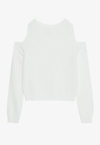 Biały sweter na drutach z wycięciami na odkryte ramiona, prążkowanym dekoltem i mankietami, krótkim krojem oraz miękką fakturą.