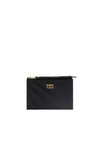 Funda de nailon negra con un zip dorado, que presenta el logo en relieve "BIMBA Y LOLA" en la parte frontal. Forma rectangular con una textura suave.