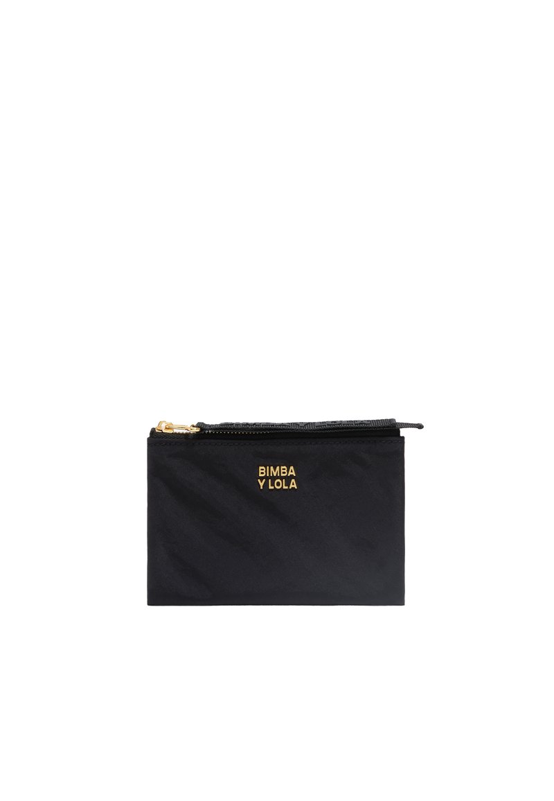 Funda de nailon negra con un zip dorado, que presenta el logo en relieve "BIMBA Y LOLA" en la parte frontal. Forma rectangular con una textura suave.