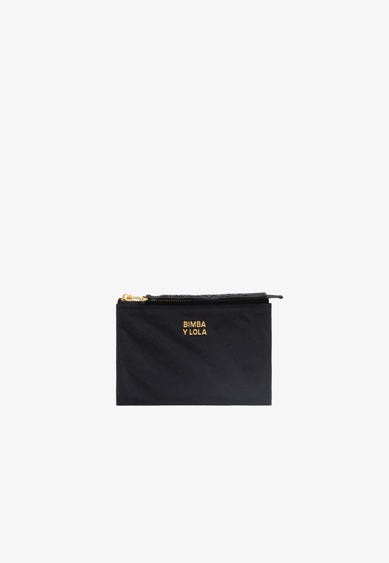 Funda de nailon negra con un zip dorado, que presenta el logo en relieve "BIMBA Y LOLA" en la parte frontal. Forma rectangular con una textura suave.