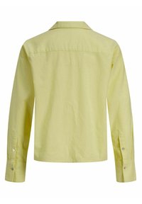 Camisa amarilla de manga larga con cuello, que presenta una textura suave, dos puños con botones y un dobladillo recto. Diseño trasero liso, sin patrones.