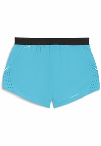 Hellblaue Sportshorts mit einem schwarzen elastischen Bund, ausgestattet mit Seitentaschen und perforierten Details zur Belüftung.