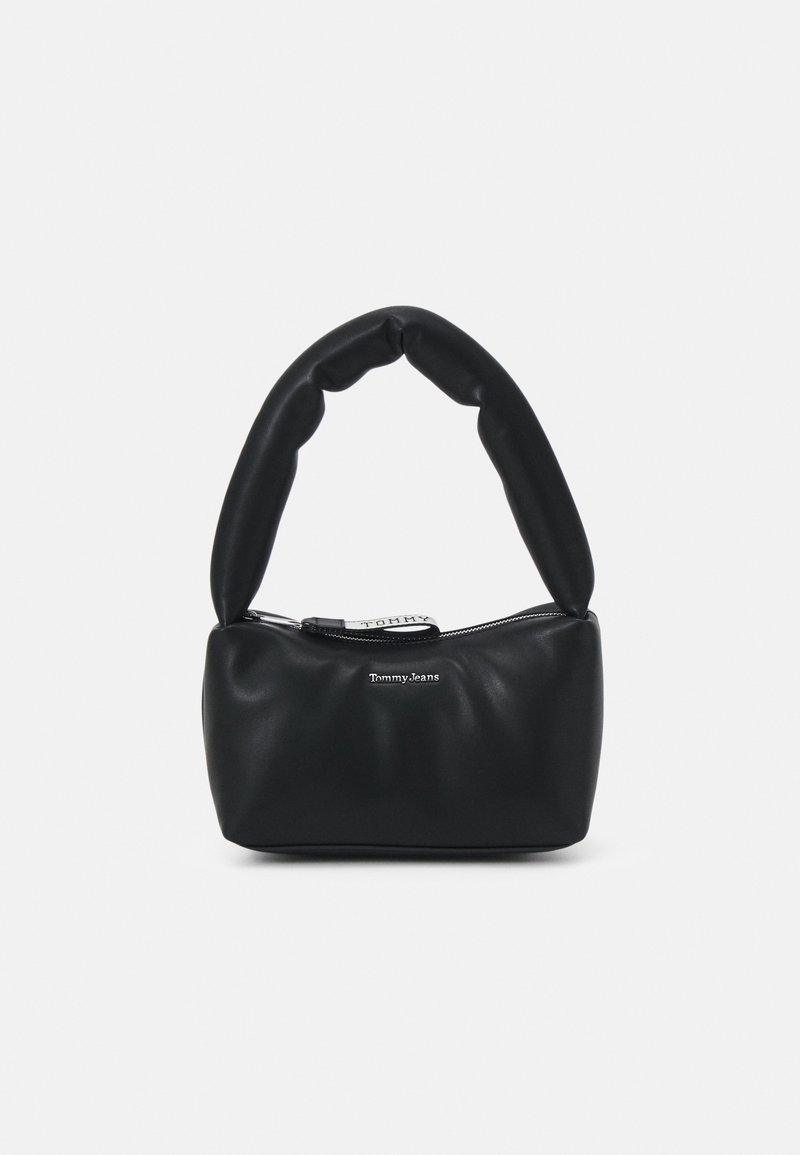 Sac à main noir en cuir lisse avec une poignée matelassée unique et une fermeture éclair. Présente un logo argenté sur le devant. Forme compacte.