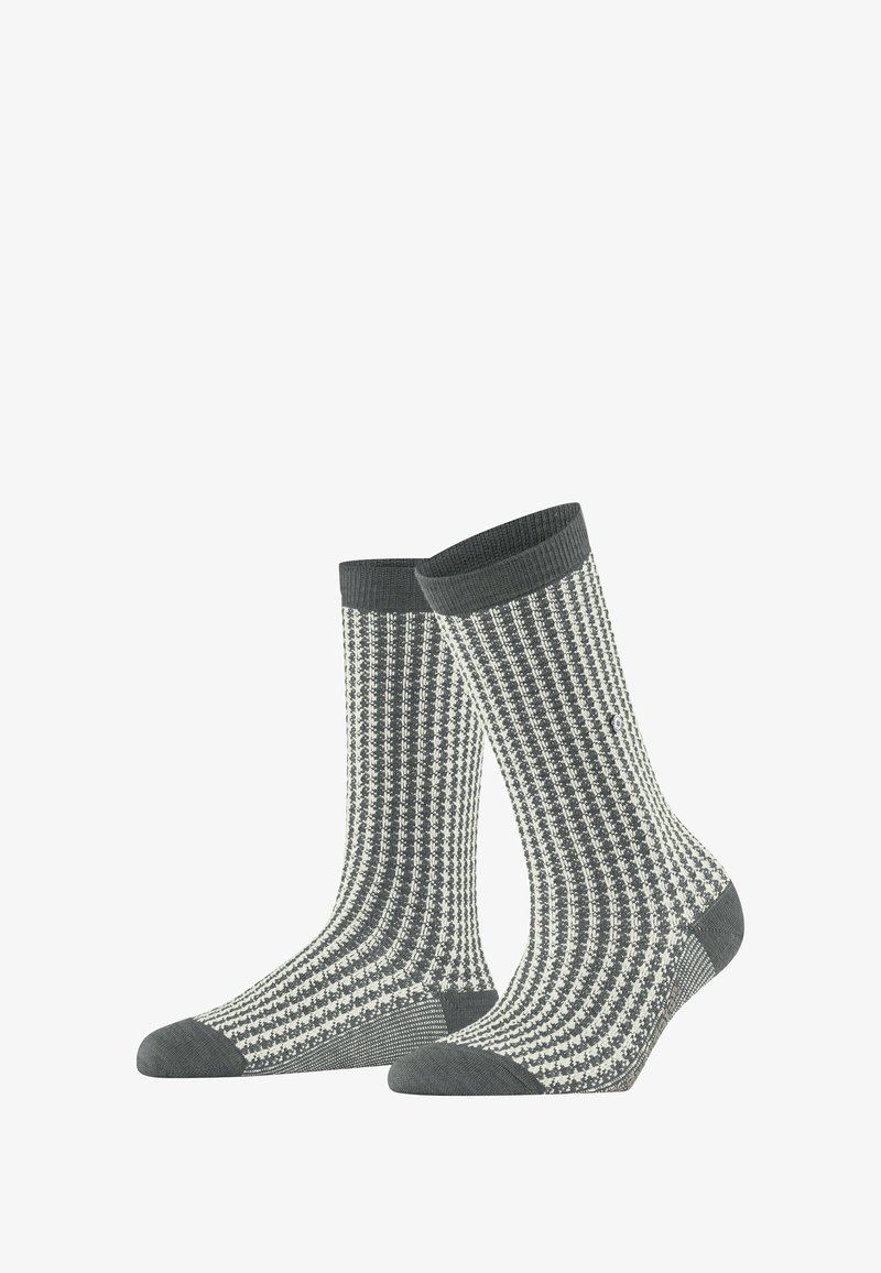 Calzini grigi e bianchi con un motivo a righe e una texture a coste, caratterizzati da un risvolto e una punta grigio scuro. Strisce verticali con un design geometrico.