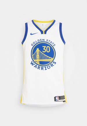 Tricou de baschet alb cu accente albastre și galbene. Prezintă un logo circular cu un pod și textul "GOLDEN STATE WARRIORS" scris cu litere îngroșate.