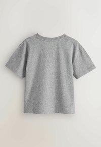 Jednoduché světle šedé tričko s krátkými rukávy a kulatým výstřihem, zavěšené na bílém pozadí, zobrazené zezadu.