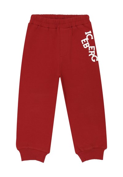 Pantaloni sportivi rossi con vita elastica e caviglie a polsino, con testo verticale bianco "ICEBERG" sulla gamba sinistra superiore.