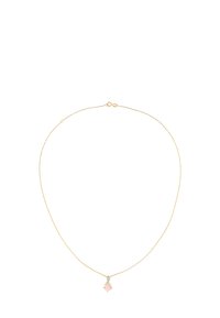 Gul halskæde med en delikat, kvadratisk lyser�ød stenanheng. Har en kroglås og fine kædeled for et elegant udtryk.