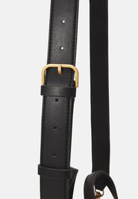 Czarny skórzany pasek z pi�ęcioma otworami do regulacji, złotym metalowym zapięciem, gładką teksturą oraz eleganckim, prostym wzornictwem.