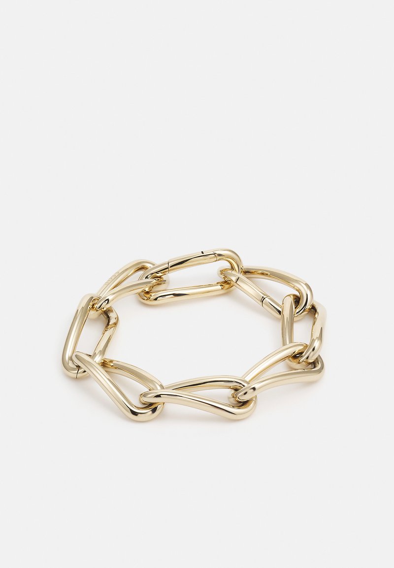 Bracelet doré avec des maillons allongés entrelacés, ayant une texture lisse et brillante. Chaque maillon possède une forme ovale distincte.